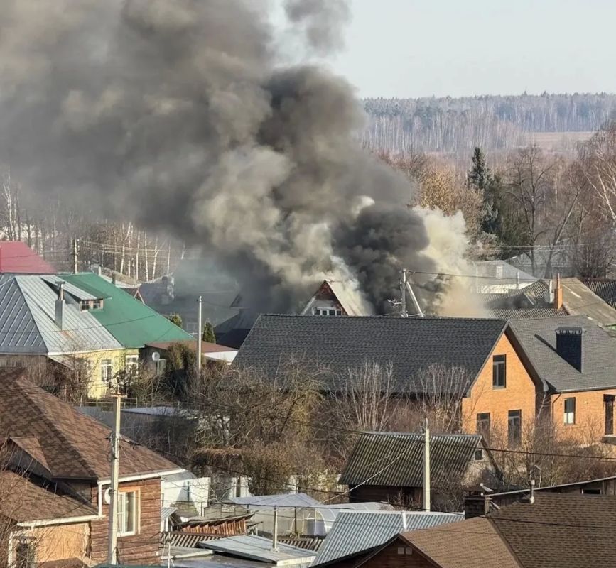 ОГОНЬ УНИЧТОЖИЛ ТРЕХВАРТИНЫЙ ДОМ В КОСТРОМСКОМ ПОСЕЛКЕ ОГОНЬ УНИЧТОЖИЛ ТРЕХВАРТИНЫЙ ДОМ В КОСТРОМСКОМ ПОСЕЛКЕ